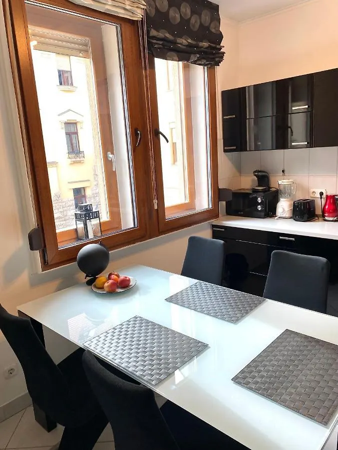 Budapest Heart By Gozsdu Apartment